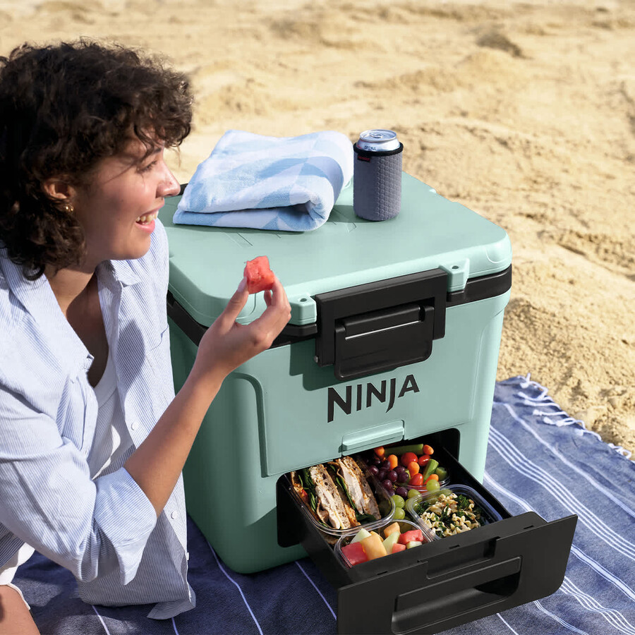 lodówka turystyczna ninja frostvault 30qt28l na kółkach z suchą strefą kolor seafoam blue fb230ukmt