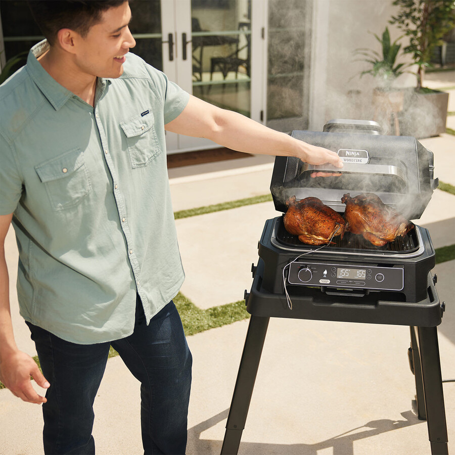 ninja woodfire pro xl elektryczny grill i wędzarnia ze stojakiem i pokrywą