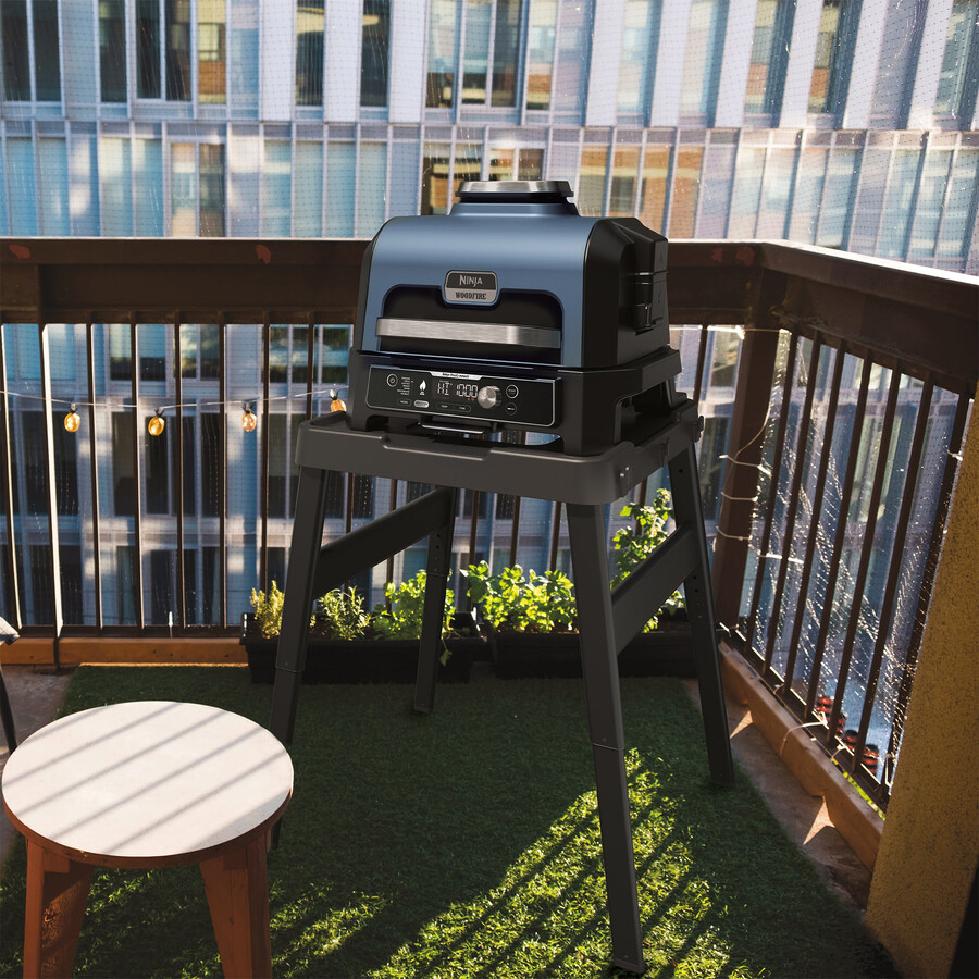 ninja woodfire pro connect xl elektryczny grill i wędzarnia ze stojakiem i pokrywą